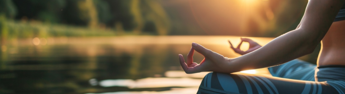 Femme pratiquant le yoga sur un paddle au coucher du soleil » IA générative